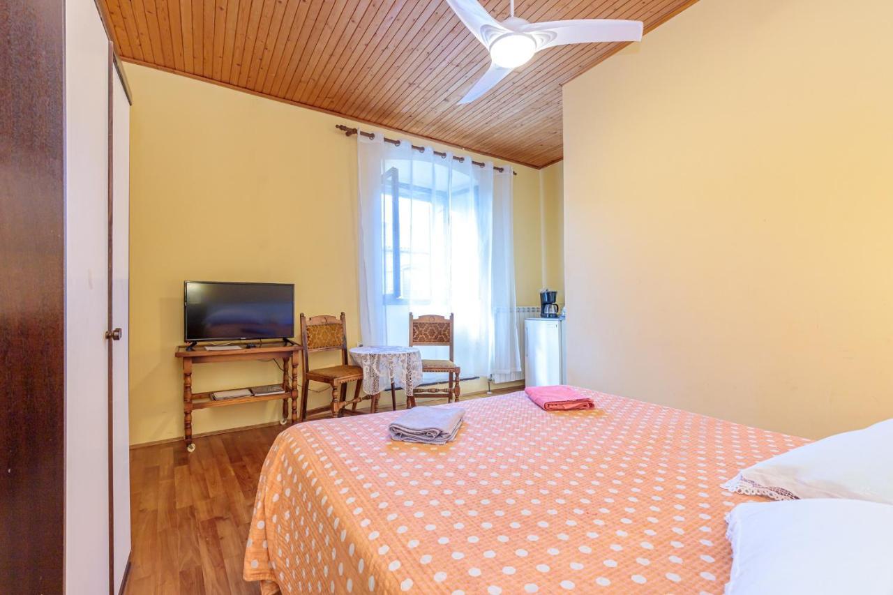 Rooms Nela Hum Exterior foto